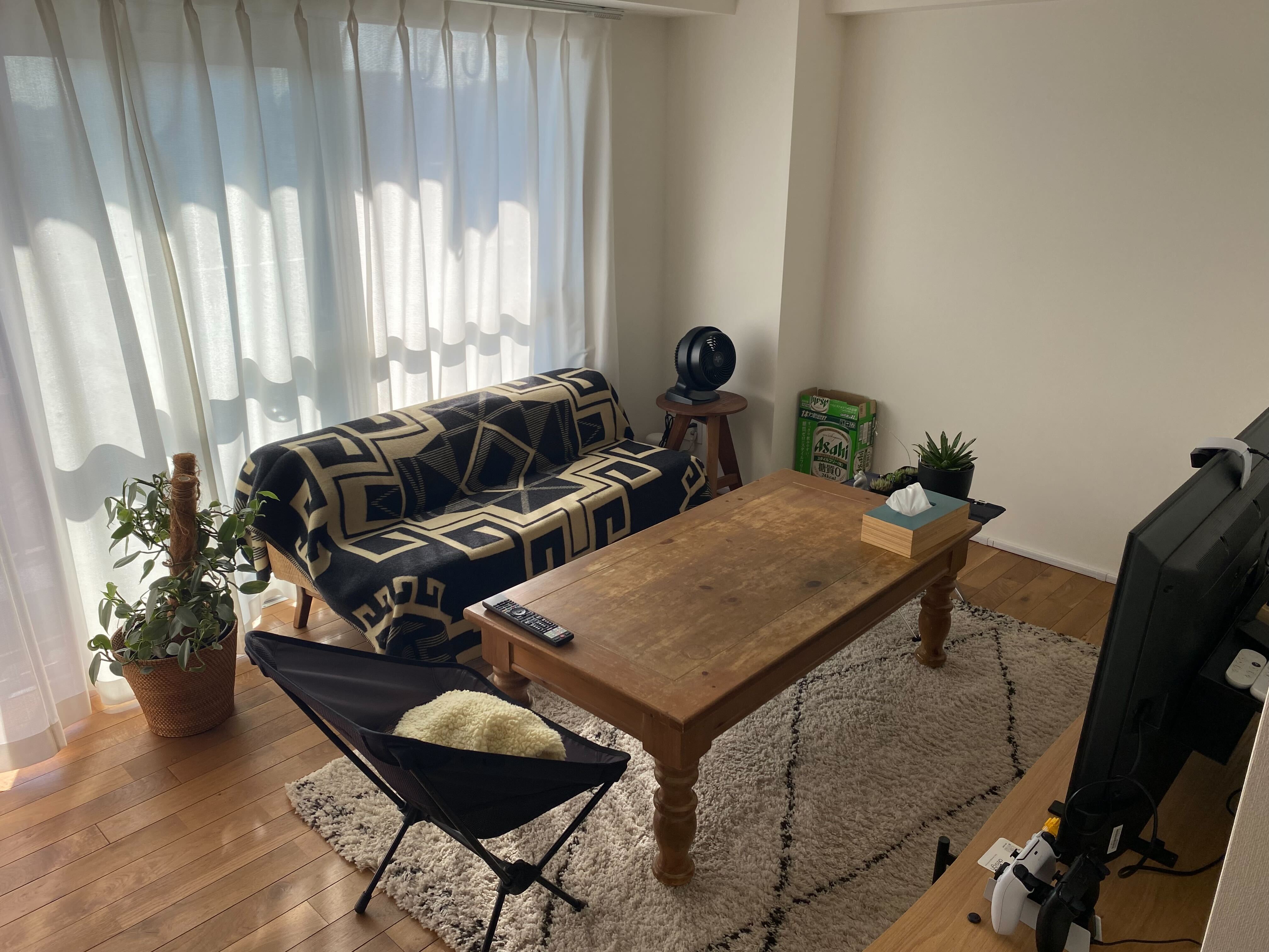 限界タバコ屋敷にやわらかい冬の日差しが差し込む様子